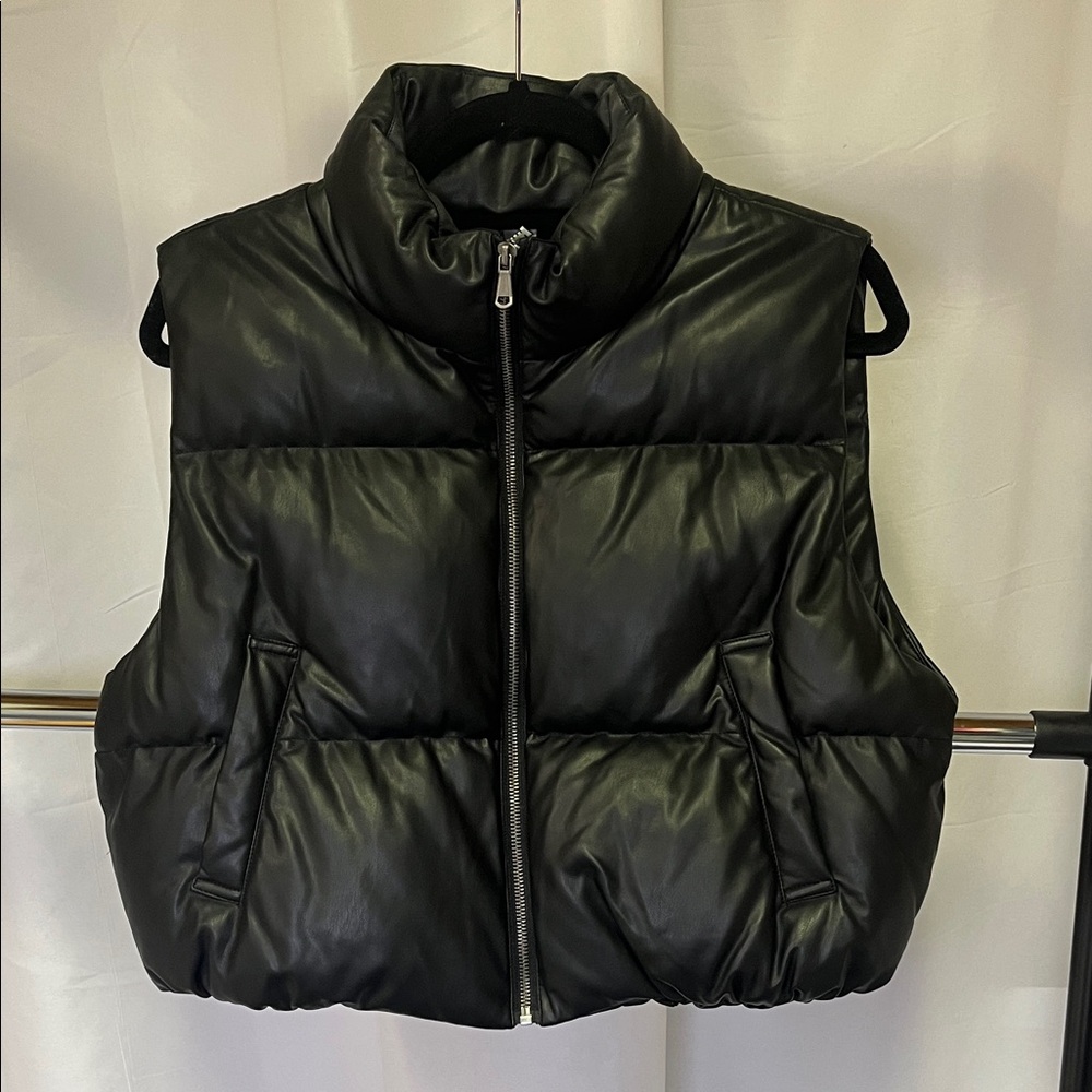 Double Zero junior gurls faux leather cropped Sleek Black Puffer Vest large
